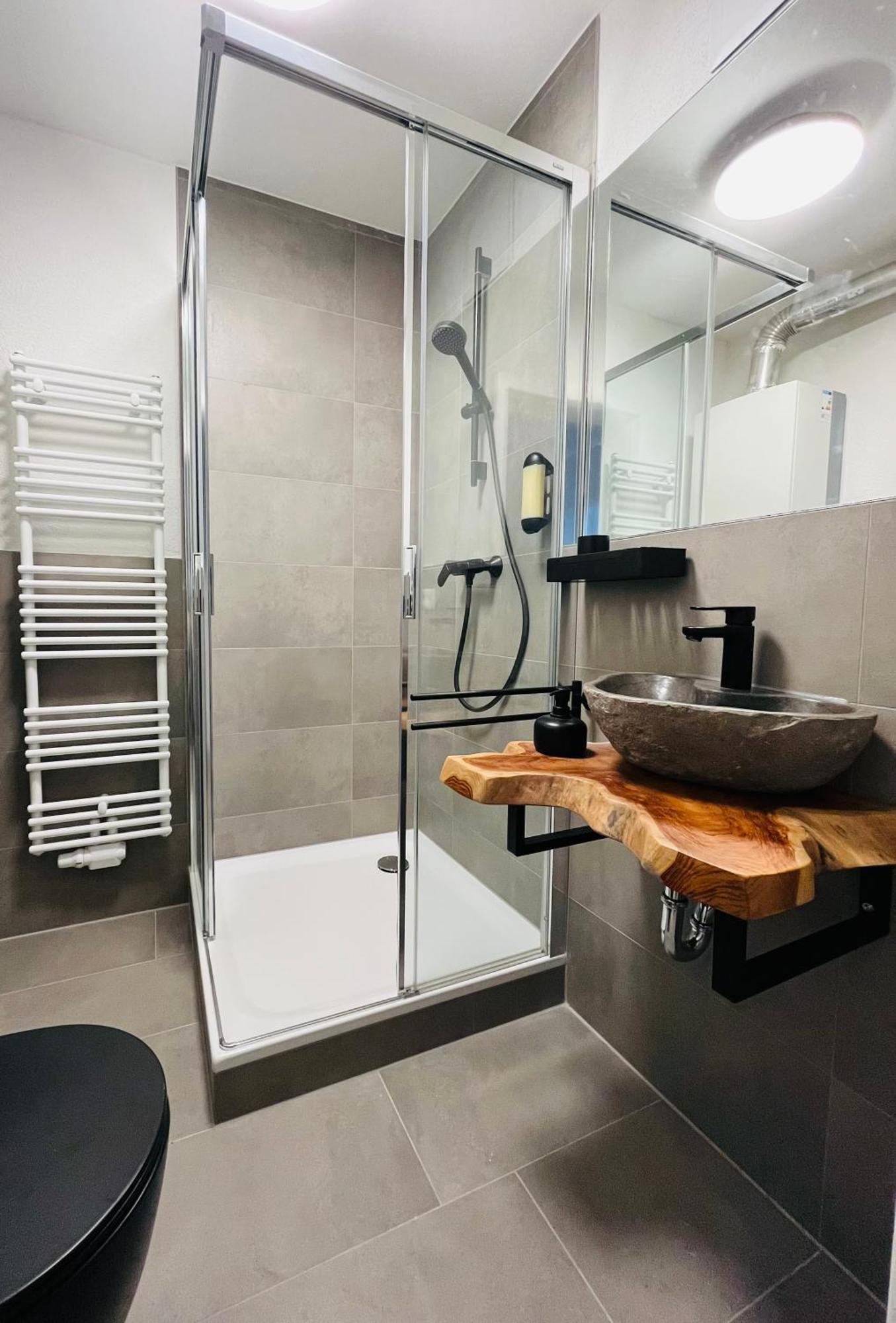 Black Forest City Apartment Mit Kostenlosem Parkplatz ไฟรบวร์กอิมไบรส์เกา ภายนอก รูปภาพ